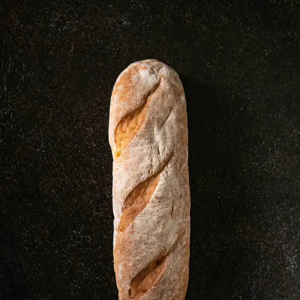 En baguette på mörk bakgrund